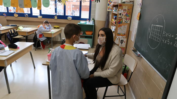 L'Ajuntament proporciona mascaretes transparents al professorat dels centres educatius de Gavà